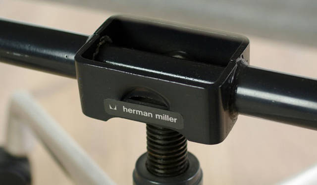 <strong>BUILDING｜ビルディング</strong><br /> LOOPWHEELER for BUILDING「EAMES ALUMINUM GROUP CHAIR」