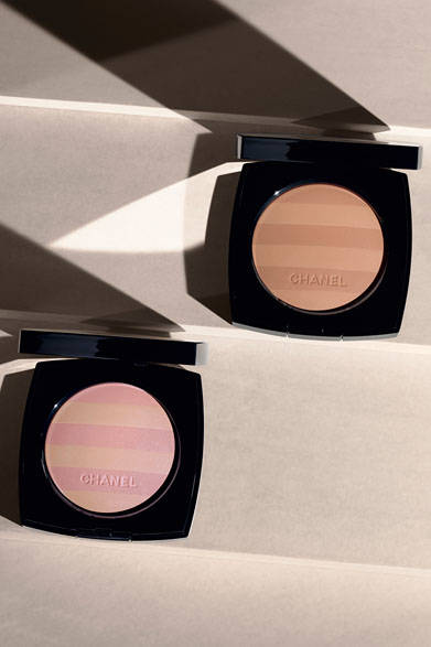 <strong>CHANEL｜シャネル</strong><br />「LES BEIGES（レ ベージュ）」　レ ベージュ アーモニー プードゥル ベル ミン マリニエール（フェイスパウダー）SPF 15／PA＋＋　№01、№02（ともに限定品）　各7128円　© CHANEL