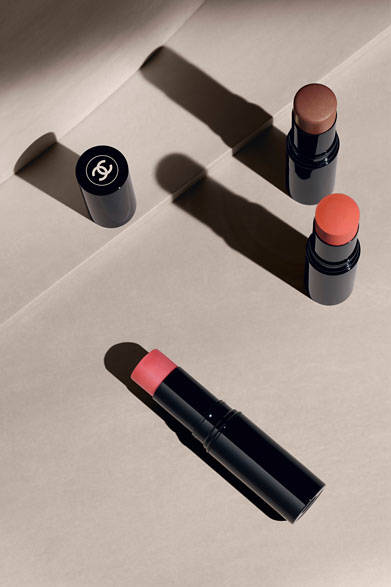 <strong>CHANEL｜シャネル</strong><br />「LES BEIGES（レ ベージュ）」　レ ベージュ スティック ベル ミン（チークカラー）　№20（限定色）、№21、№22　各5940円　© CHANEL