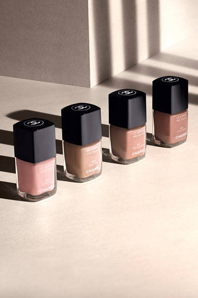 <strong>CHANEL｜シャネル</strong><br />「LES BEIGES（レ ベージュ）」　ヴェルニ（ネイルエナメル）　♯655、♯659、♯661、♯663（♯661を除きすべて限定色）　各3240円　© CHANEL