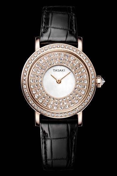 Refined Rebellion<br />ケース｜SAKURA GOLD<br />ムーブメント｜クォーツ<br />直径｜28mm<br />価格｜572万4000円