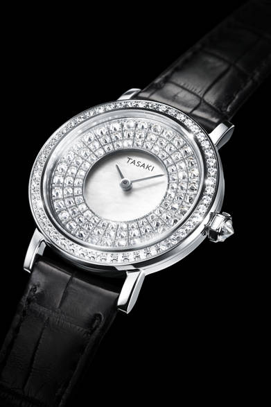 Refined Rebellion<br />ケース｜ホワイトゴールド<br />ムーブメント｜クォーツ<br />直径｜28mm<br />価格｜594万円