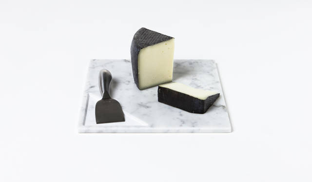 <strong>LIVING MOTIF｜リビング・モティーフ</strong><br />「SCANDOLA MARMI（スカンドラ マルミ）」　トレイ（S：W25×D25cm）1万6200円、（L：W40×D25cm）2万5920円（カラー：ブラック・ホワイト）