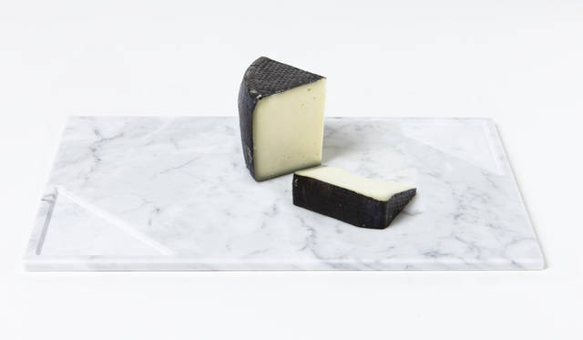 <strong>LIVING MOTIF｜リビング・モティーフ</strong><br />「SCANDOLA MARMI（スカンドラ マルミ）」　トレイ（S：W25×D25cm）1万6200円、（L：W40×D25cm）2万5920円（カラー：ブラック・ホワイト）