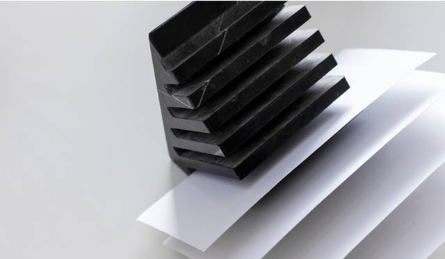 <strong>LIVING MOTIF｜リビング・モティーフ</strong><br />「SCANDOLA MARMI（スカンドラ マルミ）」　ホルダー「Music Building（ミュージックビルディング）」（W10×D16×H16cm／ブラック）3万2400円