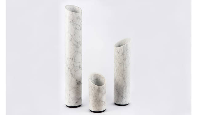 <strong>LIVING MOTIF｜リビング・モティーフ</strong><br />「SCANDOLA MARMI（スカンドラ マルミ）」　フラワーベース「Bamboo（バンブー）」（S：Φ10×H20cm）4万1040円、（M：Φ10×H40cm）5万8320円（ホワイト）<br>※写真左のLサイズは、日本での発売未定