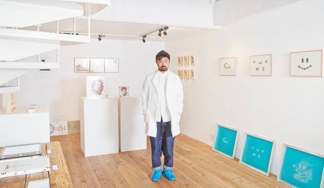 watona inc.の代表で、ファッション・アートイベントの企画・設計で活躍する小松隆宏氏。「Gather（ギャザー）」の展示でキュレーターを務めた