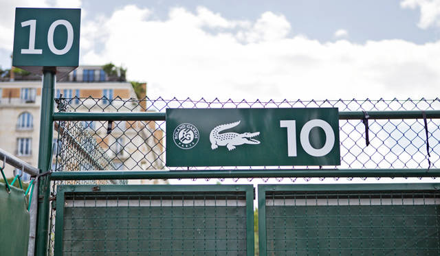 コートナンバー横にはラコステのワニマーク入り。コート内はもちろん、会場内のいたるところでこのサインを目にすることができる