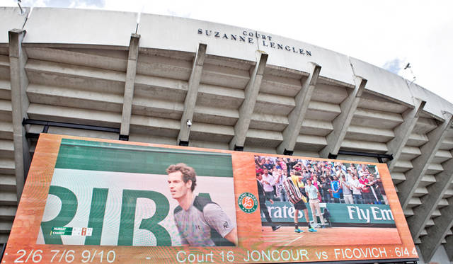 コート「スザンヌ・ランラン」の勇姿。入り口正面には大型スクリーンが設置され、コート内、そして他会場で同時におこなわれている熱戦を外からでもチェックすることができる