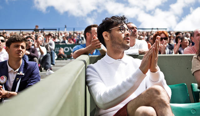 ラコステ関係者のためのボックスシートで、優雅な初フレンチオープンを堪能するリヒト氏。大迫力の熱戦に興奮の色を隠せないようす