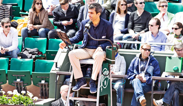 フレンチオープンのアンパイア、レフェリー、ラインズマンなどの審判員は皆、ラコステのロゴ入りユニフォームを着用。その上品で洗練されたスタイルは、他のグランドスラム大会とは一線を画す、ローラン・ギャロスの名物ともなっている