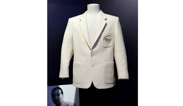 1926年に開催されたデビスカップの際に、はじめてルネ・ラコステが着用したと言われている、“ワニ”刺しゅう入りのホワイトブレザー。このワニをデザインしたのは、ルネの友人だったロベール・ジョルジュ