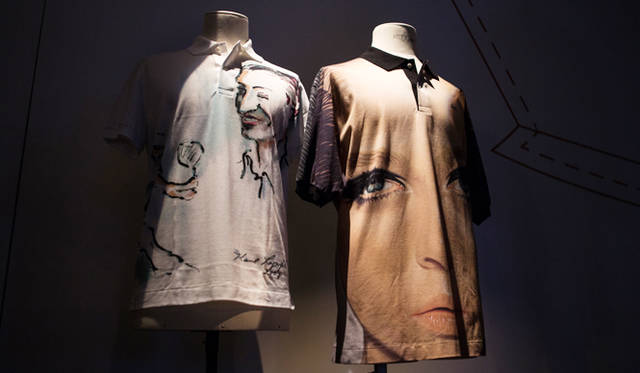左はカール・ラガーフェルド、右はリチャード・フィリップスによるグラフィックをプリントしたポロシャツ。ともにビジュアルマガジン『VISIONAIRE』とのコラボレートにより誕生したアートピースレベルの名品