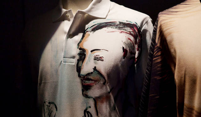 ファッションデザイナーの巨匠、カール・ラガーフェルドによるアーティスティックなポロシャツ