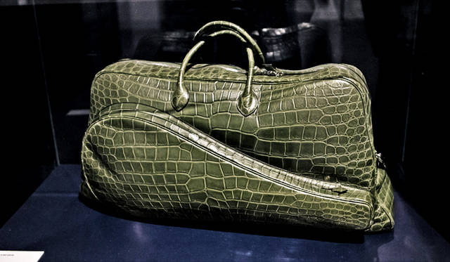 ラコステの80周年を記念し、「エルメス」が制作したラケットバッグは、最高級のクロコ素材（ワニ革）を惜しげもなく使用。ラコステらしい遊び心と、エルメスならではの至高のクラフツマンシップが融合した、究極の逸品だ