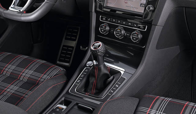 海外仕様モデル（日本仕様は右ハンドル）