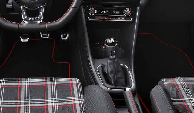 海外仕様モデル（日本仕様は右ハンドル）