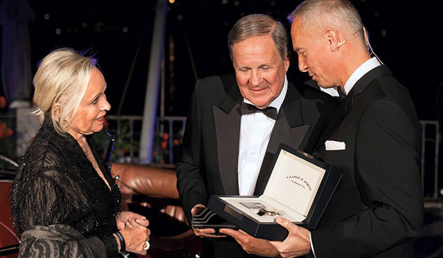 デイビッド・シドリック夫妻に「ランゲ１・タイムゾーン」を贈るA.ランゲ＆ゾーネCEOのヴィルヘルム・シュミット氏