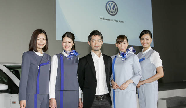フォルクスワーゲン初となる統一デザインのユニフォームを手掛けたのは、レディスファッションブランド「YASUTOSHI EZUMI」のデザイナー江角泰俊氏（中央）