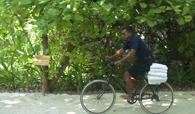 maldives_04_MG_3362 スタッフの移動も自転車で
