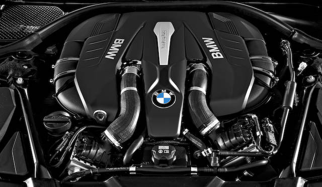 750i、750Liに搭載されるV8ツインターボエンジンは、最高出力330 kW（450 ps）/ 5,500-6,500 rpm、最大トルク650 Nm/ 1,800-4,500 rpmを発揮する