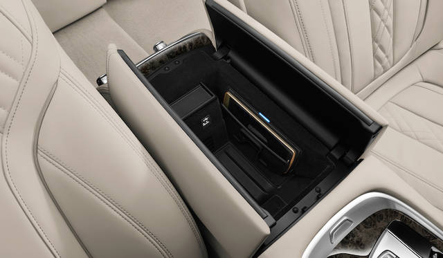 センターコンソールにはスマートフォンホルダーを内蔵。置くだけでワイヤレス充電も可能