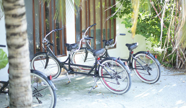 maldives_04_MG_3557 各部屋には大人用2台と子ども用1台、計3台の自転車が備え付けられている