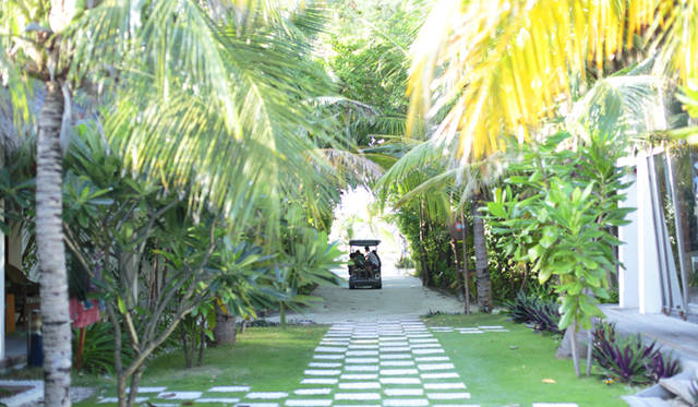 maldives_04_MG_3559 自転車以外の移動方法はカート。バトラーにお願いすれば、部屋まで迎えにきてくれる