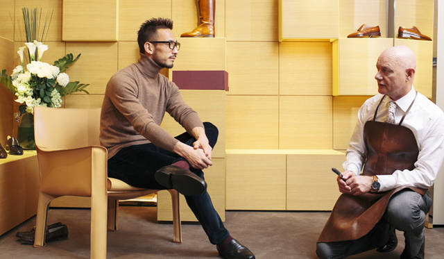 「ジョンロブ丸の内店」にて、ジョンロブ・マスターラストメーカーのフランソワ・マドニーニ氏と中田英寿さん