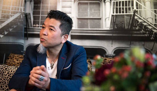 <strong>JAY TSUJIMURA｜ジェイ・ツジムラ</strong><br />ジュエリーデザイナー＆クラフトマン、ジェイ・ツジムラ氏