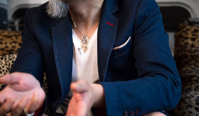 <strong>JAY TSUJIMURA｜ジェイ・ツジムラ</strong><br />ジュエリーデザイナー＆クラフトマン、ジェイ・ツジムラ氏