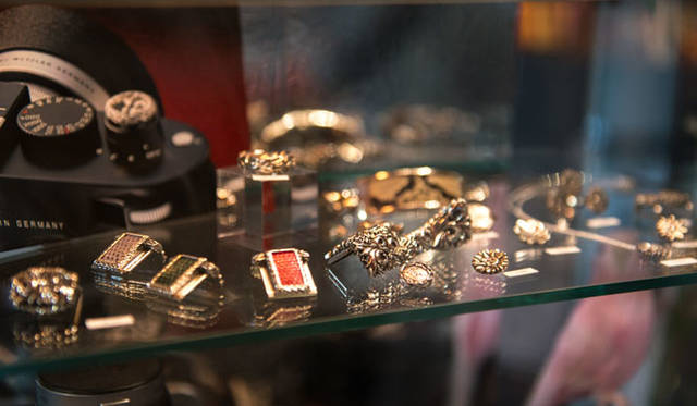 <strong>JAY TSUJIMURA｜ジェイ・ツジムラ</strong><br />高円寺南のスタジオ（アトリエ兼ショップ）「Jay Tsujimura Tokyo Hand Crafted Jewelry」