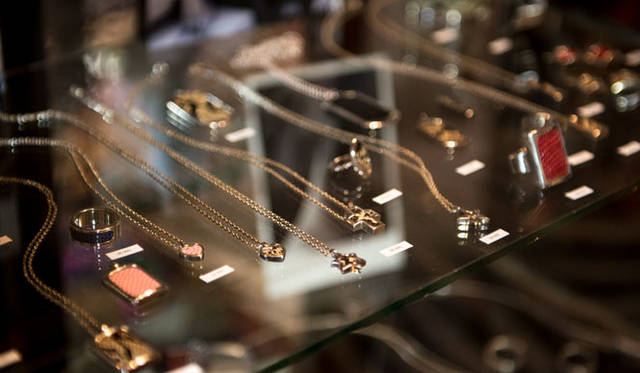 <strong>JAY TSUJIMURA｜ジェイ・ツジムラ</strong><br />高円寺南のスタジオ（アトリエ兼ショップ）「Jay Tsujimura Tokyo Hand Crafted Jewelry」