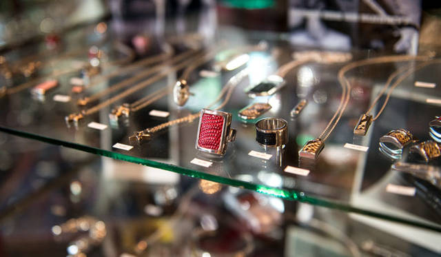 <strong>JAY TSUJIMURA｜ジェイ・ツジムラ</strong><br />高円寺南のスタジオ（アトリエ兼ショップ）「Jay Tsujimura Tokyo Hand Crafted Jewelry」