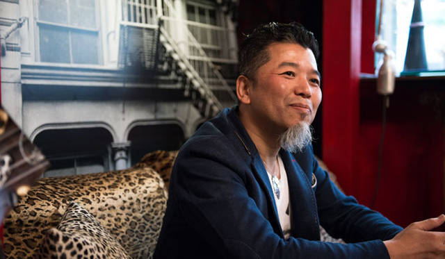 <strong>JAY TSUJIMURA｜ジェイ・ツジムラ</strong><br />ジュエリーデザイナー＆クラフトマン、ジェイ・ツジムラ氏