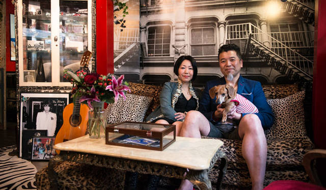 <strong>JAY TSUJIMURA｜ジェイ・ツジムラ</strong><br />高円寺南のスタジオ（アトリエ兼ショップ）「Jay Tsujimura Tokyo Hand Crafted Jewelry」　インポートメンズパンツ専門店「manifica（マニフィカ）」を運営するパートナーの佐々木慧子さんとともに