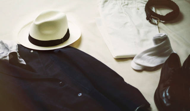 写真2から4で紹介するパナマハット 5万7240円（ボルサリーノ／ボルサリーノ ジャパン Tel. 03-3230-1030）、コットンリネンのジャケット 7万9920円（エルビーエム1911）、ニットタイ 9720円（ビームス F）、スラックス 3万1320円（インコテックス／以上すべてビームスF Tel. 03-3470-3946）、リネンのシャツ 2万520円（ジェームス モルティマー／グラストンベリー ショールーム Tel. 03-6231-0213）、メッシュベルト 1万9440円（ホワイトハウスコックス／グリフィン インターナショナル Tel. 03-5754-3561）、ソックス 3240円（パンセレラ／リーミルズ エージェンシー Tel. 03-3473-7007）、シューズ 9万5040円（チャーチ／チャーチ 表参道店 Tel. 03-3486-1801）