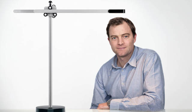 <strong>Dyson｜ダイソン</strong><br />「Jake Dyson Light（ジェイク ダイソン ライト）」　ジェイク ダイソン氏とCSYS™タスクライト「シーシス デスク」