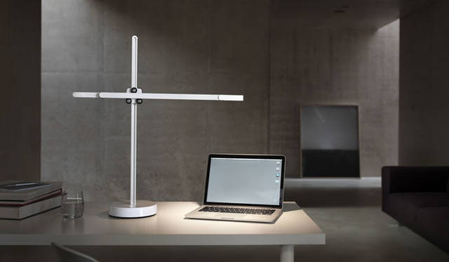 <strong>Dyson｜ダイソン</strong><br />「Jake Dyson Light（ジェイク ダイソン ライト）」　CSYS™タスクライト「シーシス デスク」6万9120円