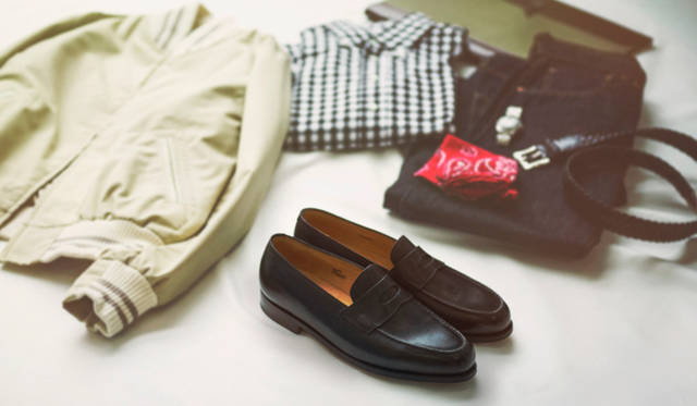 写真2から4で紹介するローファー 20万5200円（ジョン ロブ／ジョン ロブ ジャパン Tel. 03-6267-6010）、コットンポリエステルのブルゾン 4万5360円（ジービー スポーツ）、ギンガムチェックのシャツ 2万5920円（インディビジュアライズド シャツ／以上、すべてメイデン・カンパニー Tel. 03-5410-9777）、1947年モデルのジーンズ 3万780円（リーバイス® ビンテージ クロージング／リーバイス® ダブルエックス Tel. 03-6418-5501）、メッシュベルト 4万7520円（J&M デヴィッドソン／J&M デヴィッドソン 青山店 Tel. 03-6427-1810）、クラッチバッグ 2万8620円（ポスタルコ Tel. 03-3460-2861）、腕時計、バンダナ（スタリスト私物）