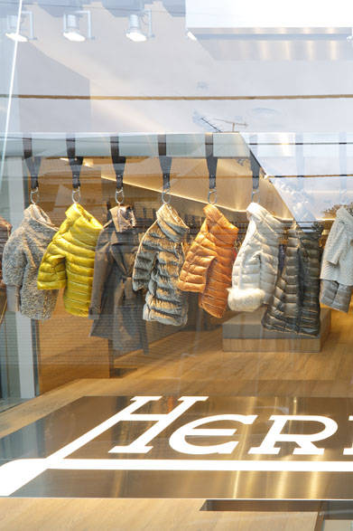 <strong>HERNO｜ヘルノ</strong><br />フラッグシップショップ「ヘルノ青山店」のディスプレイ