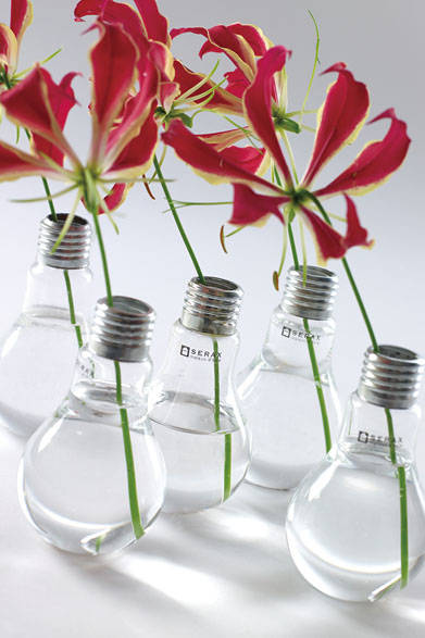 <strong>SERAX｜セラックス</strong><br />SERAXを代表する電球型デザインのフラワーベース「BABY BULB EDISON VASE SMALL」1404円（H110mm）、2484円（H160mm）、5076円（H240mm）