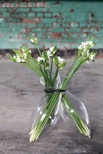 <strong>SERAX｜セラックス</strong><br />3つのフラワーベースを無造作に束ねたようなデザインで、どんな花もナチュルに生けられる。「3-FLOWER VASE SMALL/MEDIUM」1836円（W75×D75×H95mm）、4320円（W200×D200×H150mm）