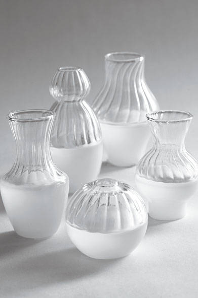 <strong>SERAX｜セラックス</strong><br />白とクリアの洗練されたコンビネーション。「SMALL VASE RETRO ASS/5」8640円（5ユニット）