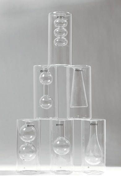 <strong>SERAX｜セラックス</strong><br />植物の根や茎を立体的に表現し、花を生けたときにユニークな演出が楽しめる。「BEARCAN VASE SMALL ASS/6」1万3608円（6ユニット）