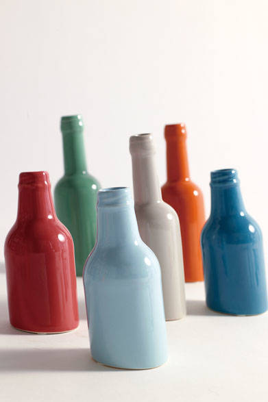 <strong>SERAX｜セラックス</strong><br />カラフルなボトルでセンスアップできるフラワーベース。「DRUNKEN BOTTLE OBLIQUE」7128円（φ65×H135mm／6ユニット）、9072円（φ65×H165mm／6ユニット）