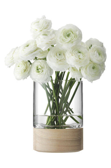 <strong>LSA｜エルエスエー</strong><br />ウッドとガラスのコンビネーションが花の優しさを一層引き立てるプロダクト。「LOTTA VASE/LANTERN & ASH BASE(G991-24-301)」9504円（W130×D130×H180mm）