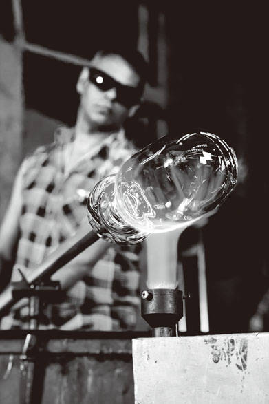 <strong>LSA｜エルエスエー</strong>創設者のヤナス ルブコウスキーの生まれ故郷であるポーランドの高度な職人技術を駆使した、自社デザインのハンドメイドガラスウェアは、商品開発とデザインへの独創的なアプローチに重点を置いている