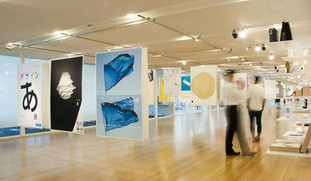 <strong>東京ミッドタウン・デザインハブ第52回企画展「日本のグラフィックデザイン2015」</strong><br />昨年の会場の様子