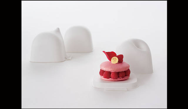 <strong>JAGDA賞2015</strong><br />受賞作品：パッケージ「ピエール・エルメ・パリ」<br />出品者：原 研哉（洋菓子のパッケージ　クライアント：ピエール・エルメ・パリ）